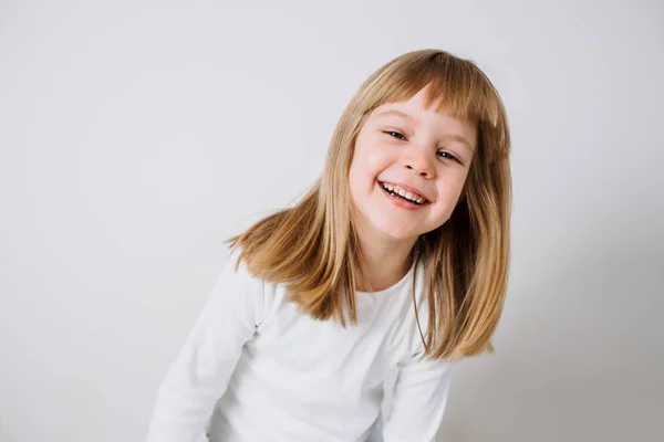 Πορτρέτο Του Χαμογελαστό Κοριτσάκι Επάνω Ελαφρύς Υπόβαθρο — Φωτογραφία Αρχείου