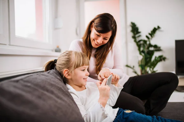 Matka Dcera Hraní Her Smartphonu — Stock fotografie