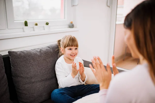 Little Girl Her Mother Playing Home — Stock Photo, Image