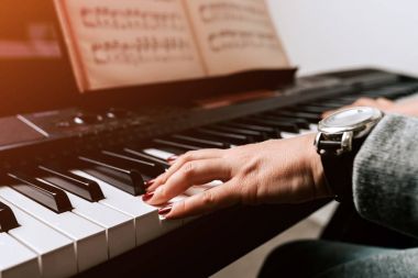 Piyano levha müzik synthesizer üzerinde pratik.