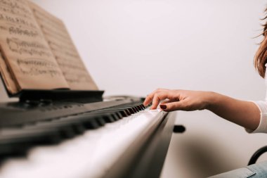 Synthesizer oynarken. Yan görünüm.