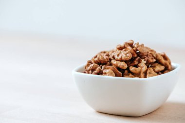 Bir beyaz seramik kase ceviz çekirdek resmi. Kopya alanı.