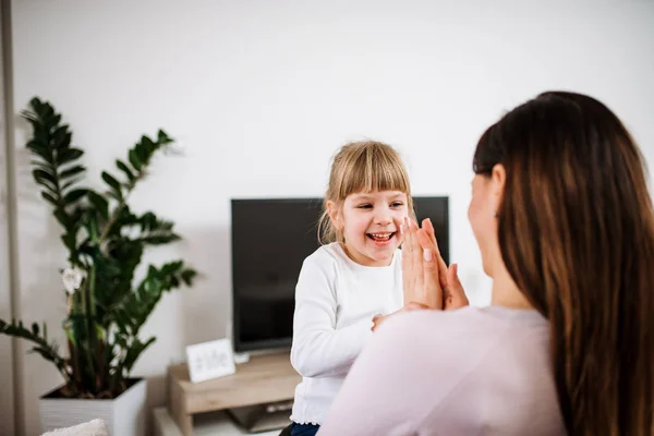 Carino Bambina Trascorrere Del Tempo Divertimento Con Sua Madre Casa — Foto Stock