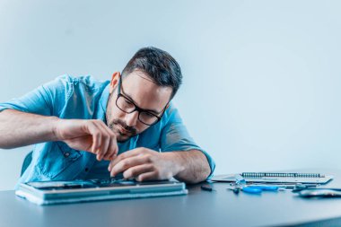 Genç adam bir kırık laptop tamir.