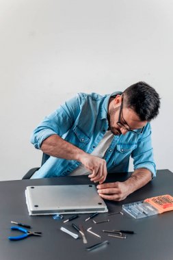 Dizüstü bilgisayar montaj sonra başarılı onarım teknisyeni.
