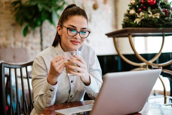 Gadis Dengan Kacamata Duduk Kafe Depan Laptop Memegang Minuman Panas — Stok Foto