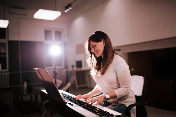 Sonriente Músico Tocando Sintetizador — Foto de Stock