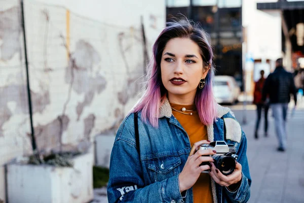 Hermosa Joven Fotógrafa Sosteniendo Una Cámara Caminando Por Calle —  Fotos de Stock