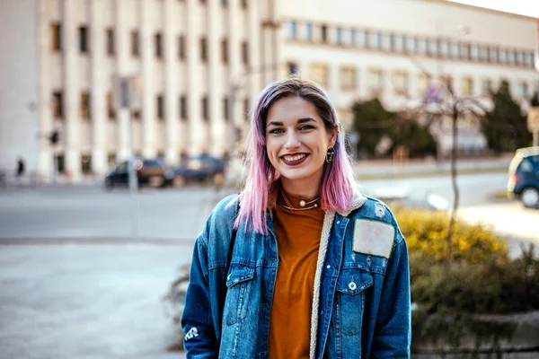 Imagem Bela Mulher Rebelde Sorridente Com Cabelo Tingido Rua Cidade — Fotografia de Stock