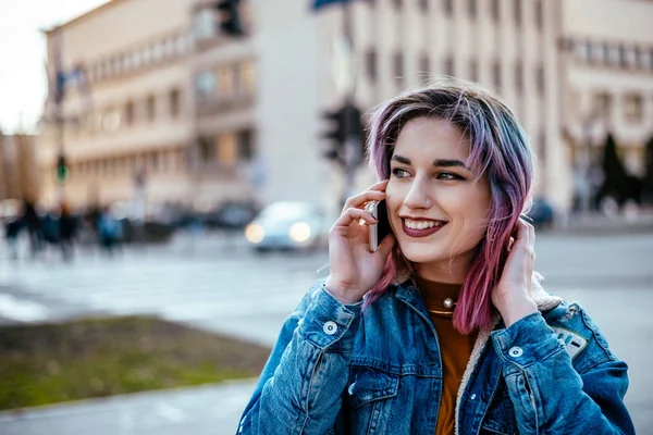 Smiling Hipster Girl Purple Hair Using Phone — Stock Photo, Image