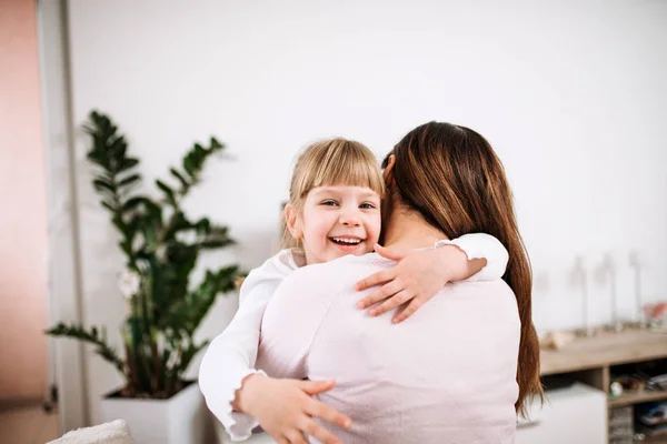 Picture Hugging Mother Daughter — Stock Photo, Image