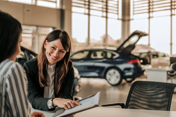 Mulheres Sorridentes Discutindo Contrato Com Uma Cliente Feminina — Fotografia de Stock