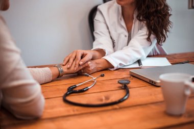 Bayan hasta kadın doktor tarafından güvence verdi. Tanınmayan insanlar. Yakın çekim.