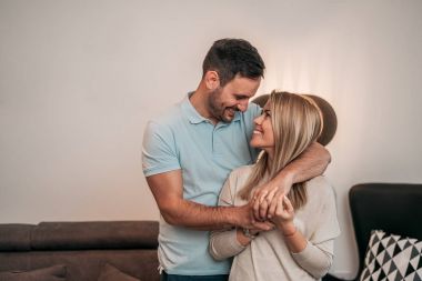 Mutlu çift birbirlerine bakarken sarılma.