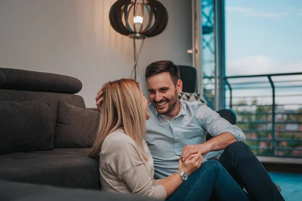 Laughing Couple Sitting Floor Home Enjoy Spending Time Together — Stock Photo, Image