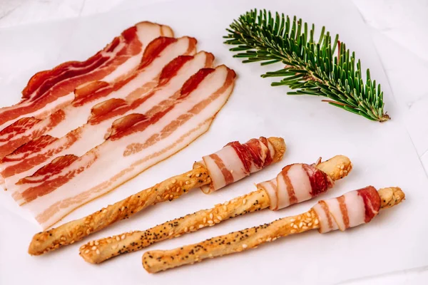 Teigstangen Mit Geräuchertem Speck Umwickelt — Stockfoto