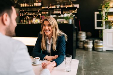 Genç bir çift birlikte iyi vakit geçiriyor Cafe.