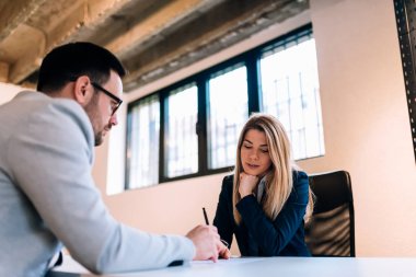 İki genç insanlar bir iş toplantısı.