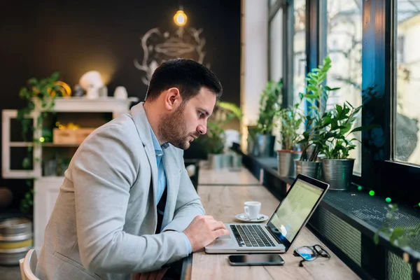 Hombre Negocios Serio Trabajando Portátil Café — Foto de Stock