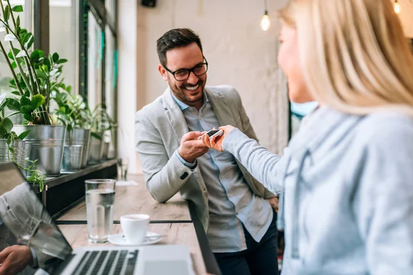 Zwei Attraktive Junge Leute Tauschen Café Ihre Telefonnummern Aus — Stockfoto