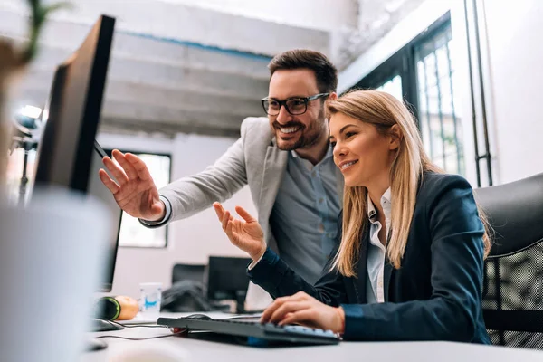 Samenwerken Aan Het Project Twee Jonge Collega Uit Het Bedrijfsleven — Stockfoto