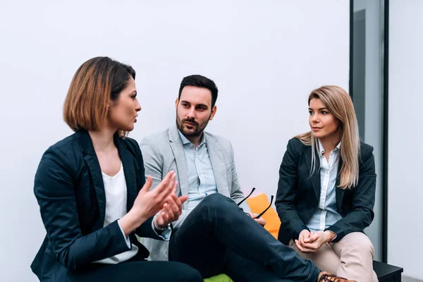 Drie Collega Praten Tijdens Vergadering Voorkant Van Witte Achtergrond — Stockfoto