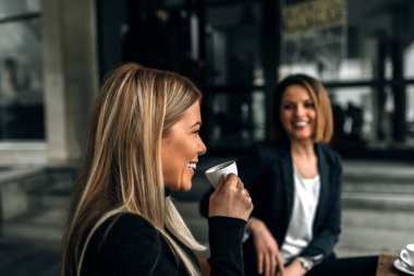 İşten, iki kadın kahve içme kırmak