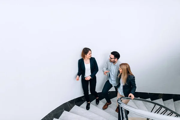 Drei Personen Unterhalten Sich Während Sie Die Treppe Bürogebäude Hinauf — Stockfoto