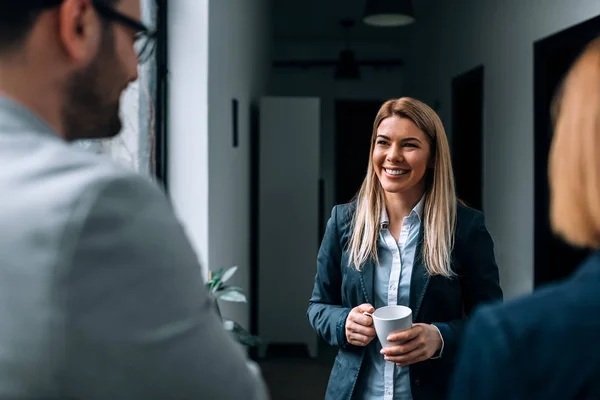 Femme Affaires Blonde Souriante Buvant Une Tasse Café Avec Ses — Photo