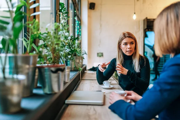 Zwei Freunde Genießen Eine Tasse Kaffee Während Sie Tisch Fenster — Stockfoto