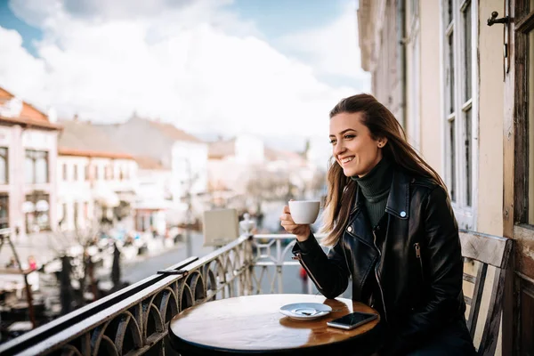 Jovem Mulher Bebendo Café Varanda — Fotografia de Stock