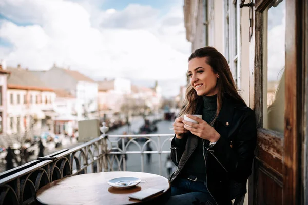 Mujer Tomando Café Mientras Está Sentado Balcón Con Vistas Ciudad — Foto de Stock