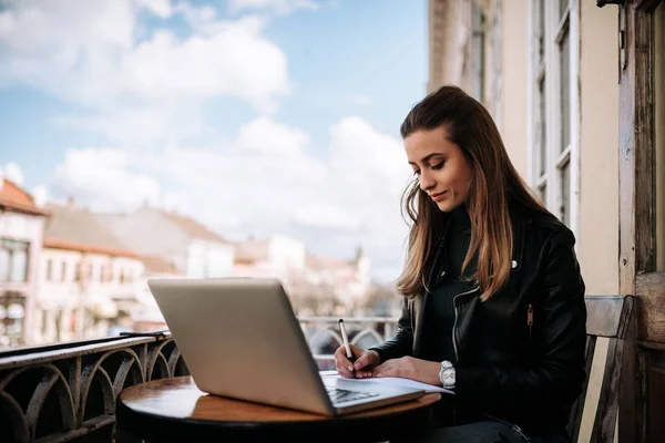 Írás Egy Notebook Előtt Laptop Teraszon Ülve Tanuló Lány — Stock Fotó