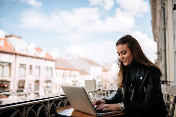 Frau Arbeitet Einem Laptop Während Sie Auf Der Stadtterrasse Sitzt — Stockfoto