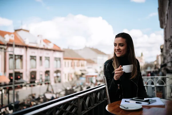 Журналистка Взяла Перерыв Пить Кофе Балконе — стоковое фото