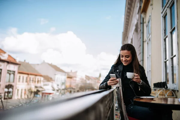 Genieten Van Kopje Koffie Het Gebruik Van Telefoon Het Balkon — Stockfoto