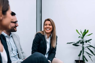 Yakın çekim üç iş adamları molası sırasında eğlenmek.