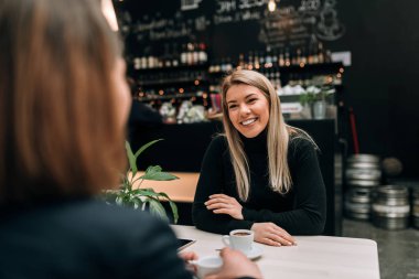 Modern kafede kahve sahip arkadaşlar.