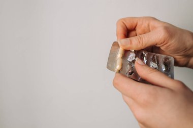 Vakumlu Ambalaj beyaz arka plan üzerinde tutan eller.