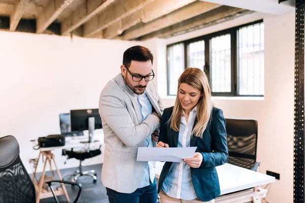 Two Collegues Discussing Papers While Standing Office — Stock Photo, Image