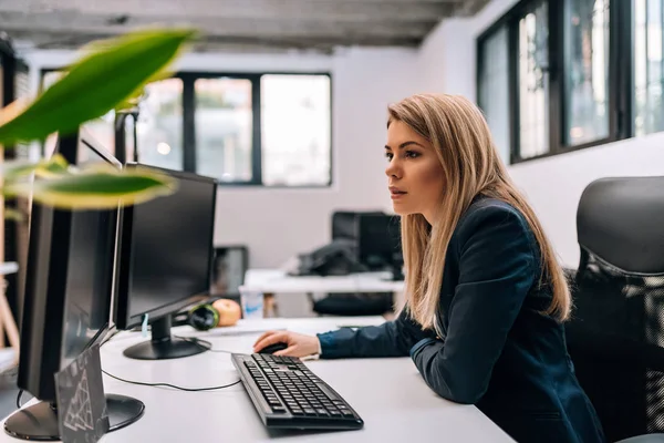 Grave Donna Affari Bionda Che Lavora Sul Computer — Foto Stock