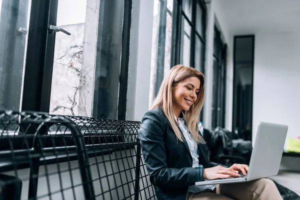 Charmante Unternehmerin Arbeitet Laptop Während Sie Fenster Sitzt — Stockfoto