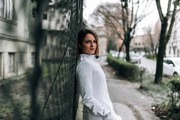 Portrait Femme Appuyé Sur Une Clôture Métallique Regardant Caméra — Photo