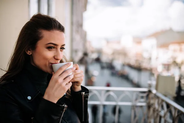 Primer Plano Linda Chica Relajándose Terraza Con Taza Café —  Fotos de Stock