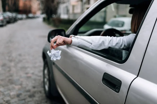 Γυναικείο Χέρι Ρίχνει Σκουπίδια Έξω Από Παράθυρο Του Αυτοκινήτου — Φωτογραφία Αρχείου