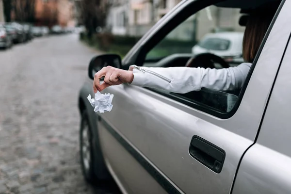 Kvinnlig Hand Kasta Skräp Bilfönstret — Stockfoto