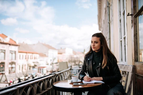 Schönes Mädchen Das Draußen Café Lernt — Stockfoto