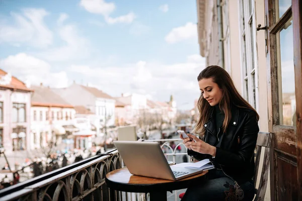 Молода Жінка Працює Балконі Використовуючи Смартфон Ноутбук — стокове фото