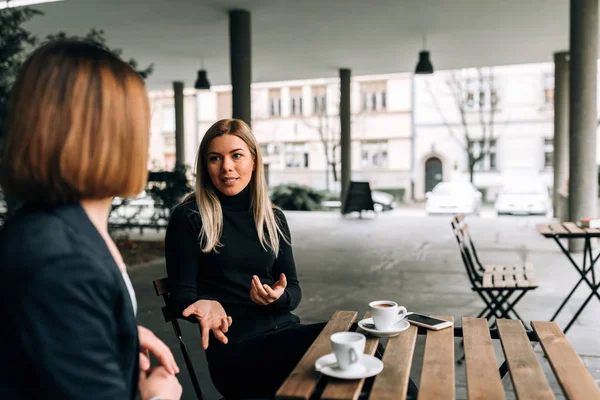 Zwei Junge Unternehmerinnen Gespräch — Stockfoto