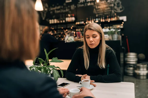 Zwei Freundinnen Einem Café Die Sich Bei Einer Tasse Kaffee — Stockfoto